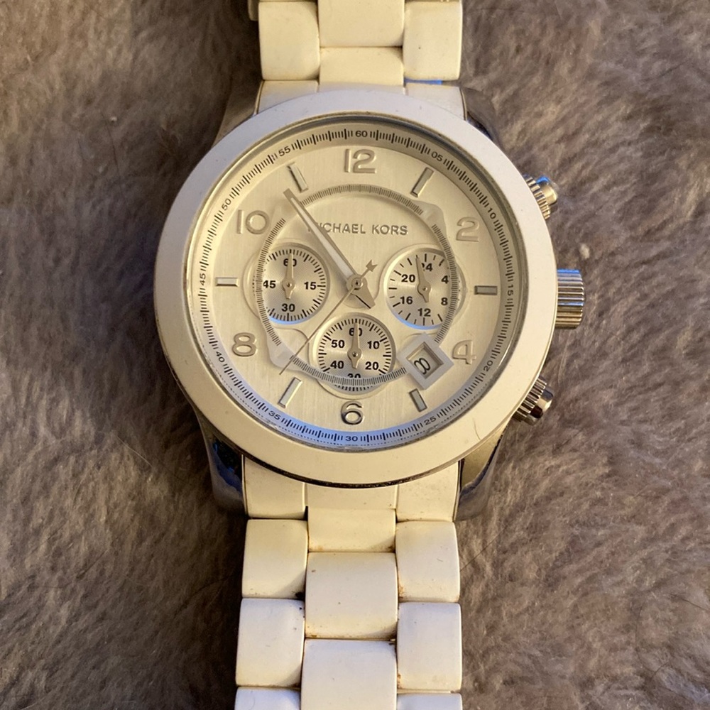 Michael Kors Silver-tone Men’s Runway Stainless Steel Watch for sale (MK-8108)